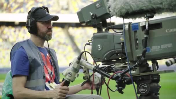 Kamerzysta z kamerą na stadionie podczas meczu piłki nożnej. Telewizja — Wideo stockowe