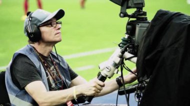 Futbol maçı sırasında stadyumda kameraman vardı. TV