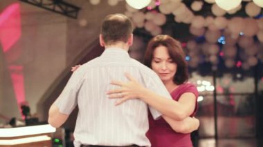 İnsanlar tango yapar. Kyiv. Ukrayna