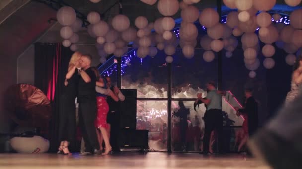 La gente baila tango. Kiev. Ucrania — Vídeo de stock