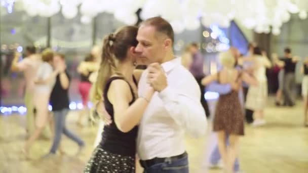 Mensen dansen tango. Kiev. Oekraïne — Stockvideo