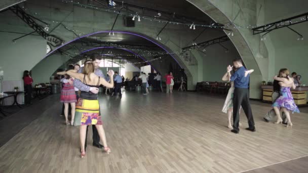 La gente baila tango. Kiev. Ucrania — Vídeo de stock