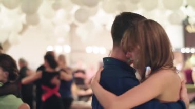İnsanlar tango yapar. Kyiv. Ukrayna