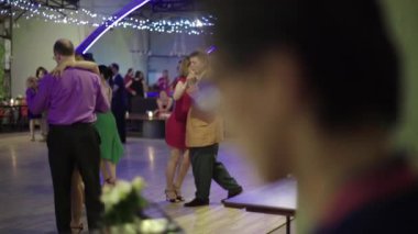 İnsanlar tango yapar. Kyiv. Ukrayna