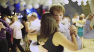 İnsanlar tango yapar. Kyiv. Ukrayna