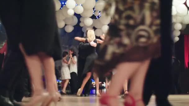 Люди-танцоры танцуют танго. Киев. Украина — стоковое видео