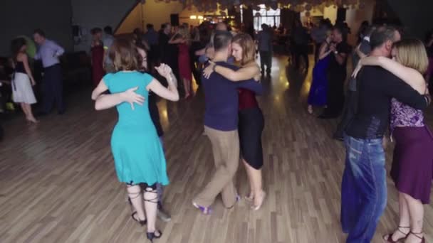 Tancerze tańczą tango. Kijów. Ukraina — Wideo stockowe