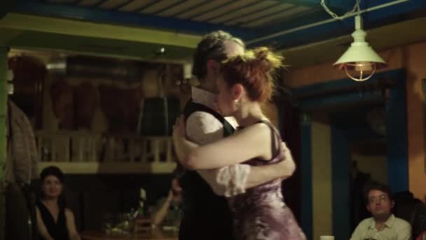 İnsanlar tango yapar. Kyiv. Ukrayna — Stok video