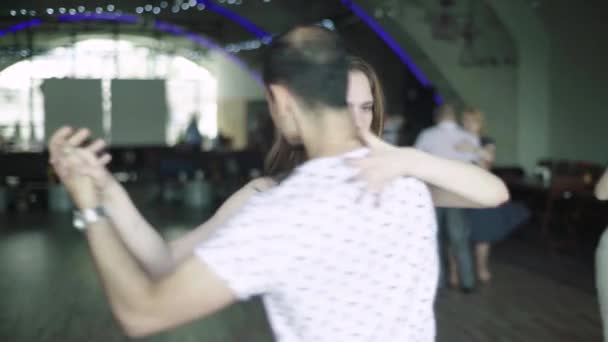 As pessoas dançarinas dançam tango. Kiev. Ucrânia — Vídeo de Stock