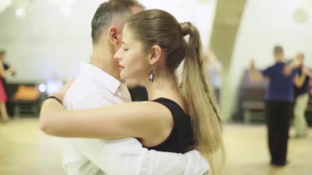 As pessoas dançarinas dançam tango. Kiev. Ucrânia — Vídeo de Stock