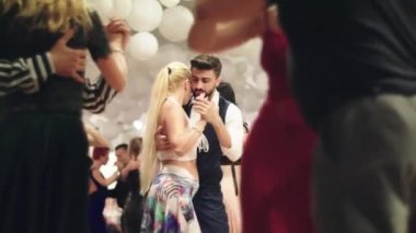 İnsanlar tango yapar. Kyiv. Ukrayna