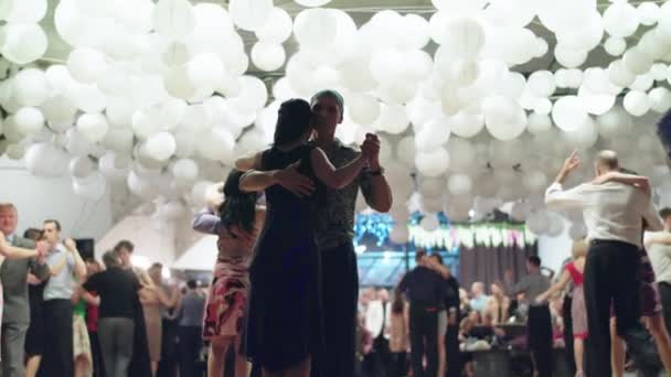 La gente baila tango. Kiev. Ucrania — Vídeos de Stock