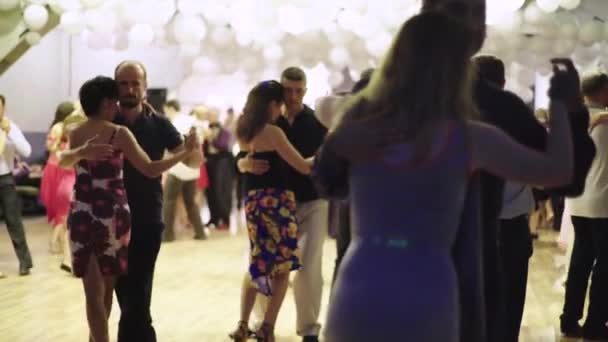 La gente baila tango. Kiev. Ucrania — Vídeo de stock