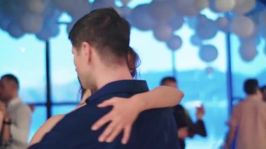 İnsanlar tango yapar. Kyiv. Ukrayna