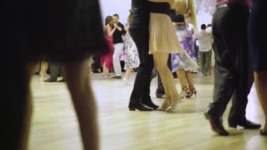 İnsanlar tango yapar. Kyiv. Ukrayna
