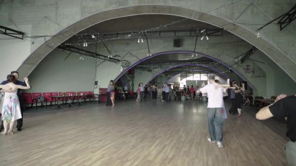 La gente baila tango. Kiev. Ucrania — Vídeo de stock