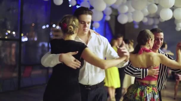 Folk dansar tango. Kiev. Ukraina — Stockvideo