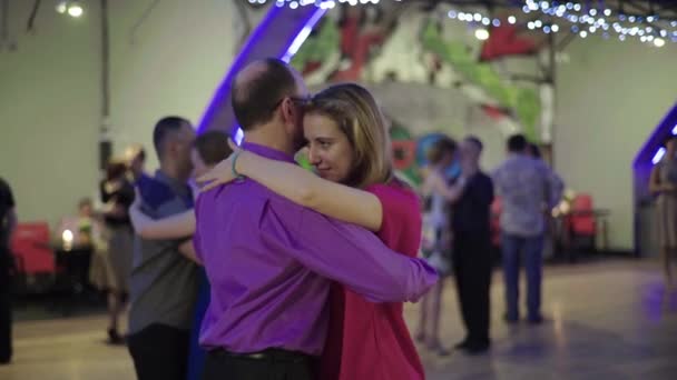 Folk dansar tango. Kiev. Ukraina — Stockvideo