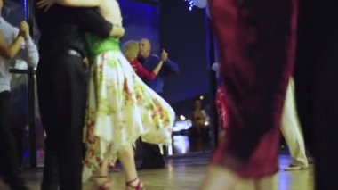 İnsanlar tango yapar. Kyiv. Ukrayna