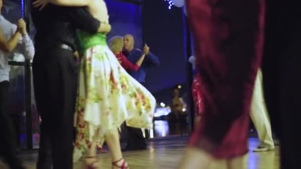 踊り手はタンゴを踊る。キエフ。ウクライナ — ストック動画