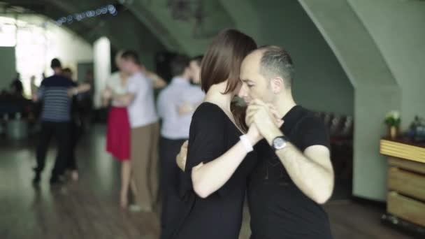 İnsanlar tango yapar. Kyiv. Ukrayna — Stok video