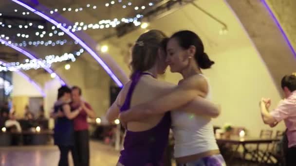Folk dansar tango. Kiev. Ukraina — Stockvideo