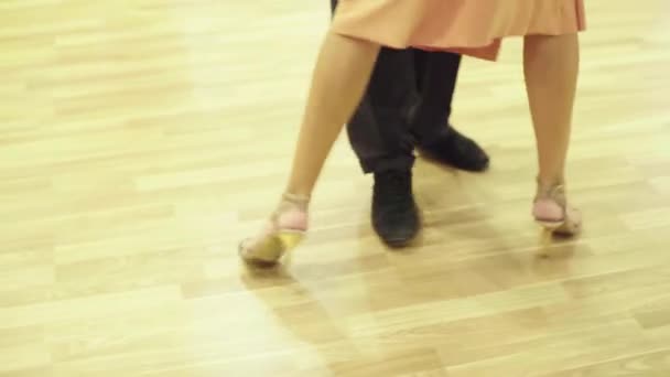 Lidé tančí tango. Kyjev. Ukrajina — Stock video