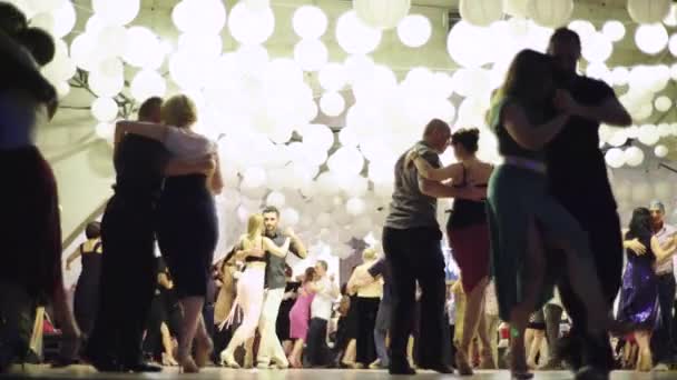 As pessoas dançarinas dançam tango. Kiev. Ucrânia — Vídeo de Stock