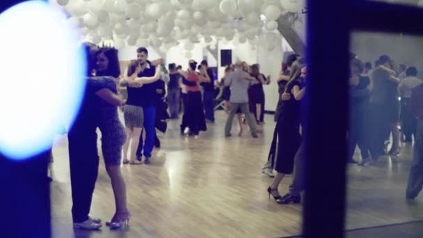 İnsanlar tango yapar. Kyiv. Ukrayna — Stok video