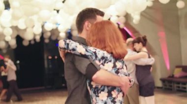 İnsanlar tango yapar. Kyiv. Ukrayna