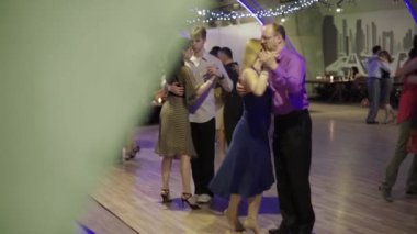 İnsanlar tango yapar. Kyiv. Ukrayna