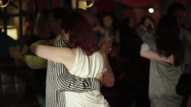 İnsanlar tango yapar. Kyiv. Ukrayna