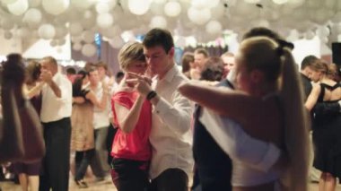 İnsanlar tango yapar. Kyiv. Ukrayna