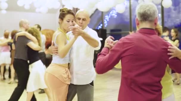 İnsanlar tango yapar. Kyiv. Ukrayna — Stok video