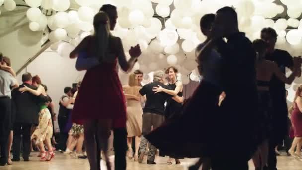 İnsanlar tango yapar. Kyiv. Ukrayna — Stok video