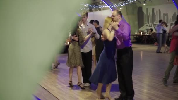 Lidé tančí tango. Kyjev. Ukrajina — Stock video
