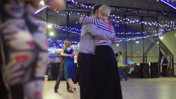 Tancerze tańczą tango. Kijów. Ukraina — Wideo stockowe