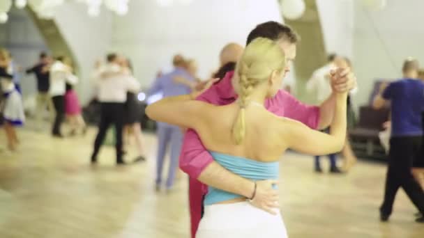 As pessoas dançarinas dançam tango. Kiev. Ucrânia — Vídeo de Stock