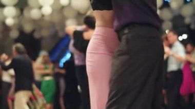 İnsanlar tango yapar. Kyiv. Ukrayna