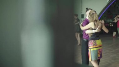 İnsanlar tango yapar. Kyiv. Ukrayna