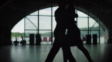 İnsanlar tango yapar. Kyiv. Ukrayna