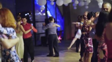 İnsanlar tango yapar. Kyiv. Ukrayna