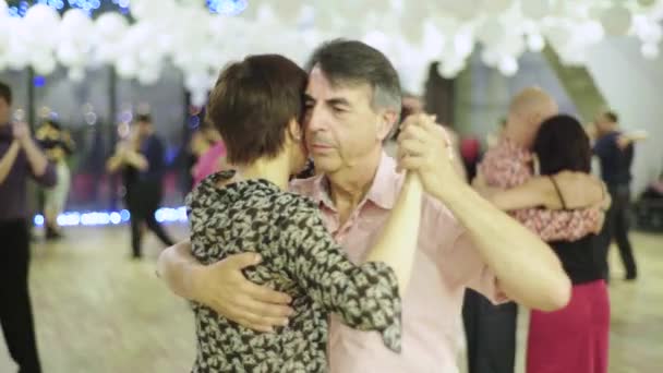 Mensen dansen tango. Kiev. Oekraïne — Stockvideo