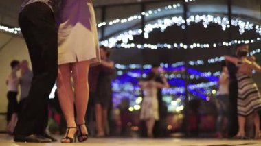 İnsanlar tango yapar. Kyiv. Ukrayna