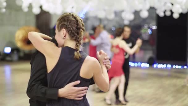 Mensen dansen tango. Kiev. Oekraïne — Stockvideo