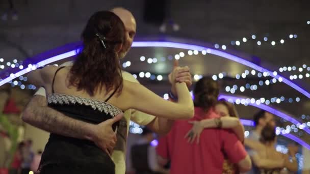 La gente baila tango. Kiev. Ucrania — Vídeos de Stock