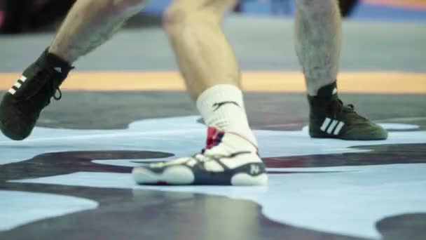 Worstelen. De benen van de worstelaars tijdens het gevecht. Close-up. — Stockvideo
