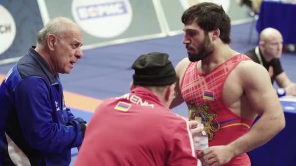 Coach e atleta durante le competizioni di break wrestling. Al rallentatore. Kiev. Ucraina — Video Stock