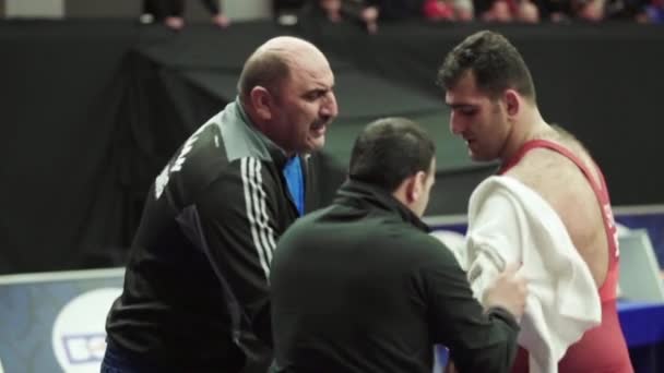 Coach e atleta durante le competizioni di break wrestling. Al rallentatore. Kiev. Ucraina — Video Stock