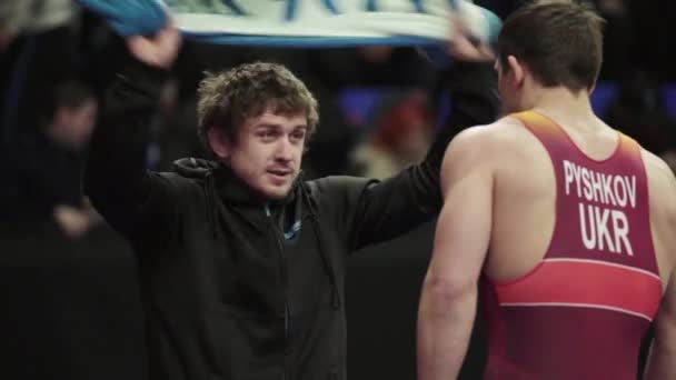 Coach e atleta durante le competizioni di break wrestling. Al rallentatore. Kiev. Ucraina — Video Stock